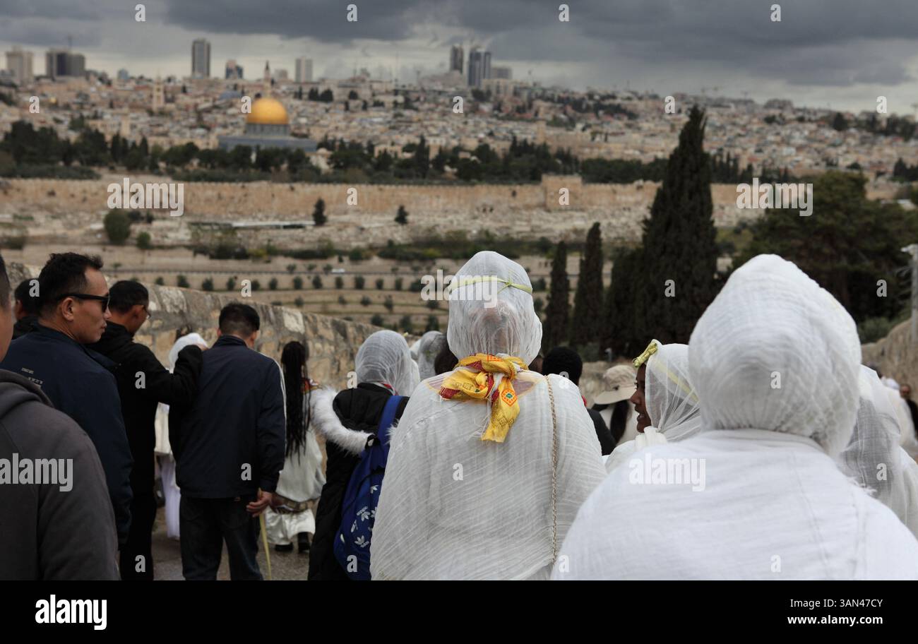 Palmensonntagsprozession, äthiopische christliche Pilger gehen vom Mt. Oliven zum Gedenken an Christi Ritt nach Jerusalem, den Felsendom im Rücken. Stockfoto