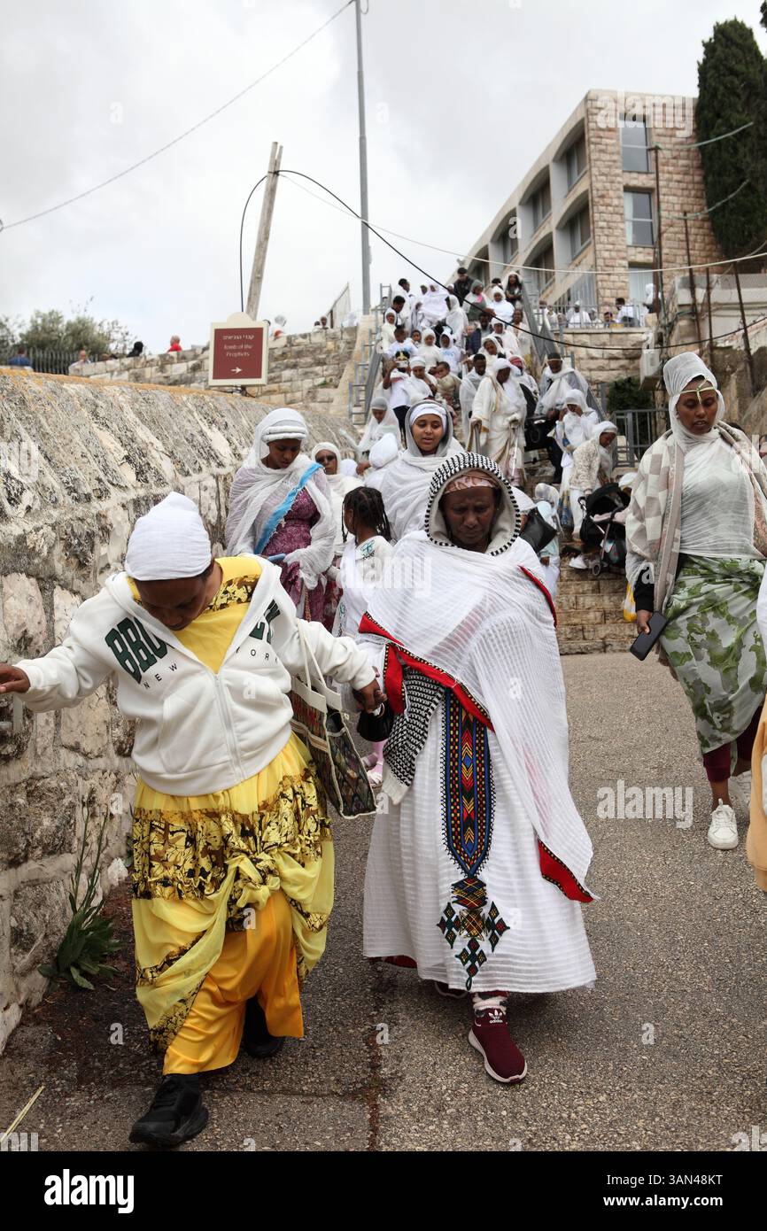 Palmensonntagsprozession, äthiopische christliche Pilger, hauptsächlich Frauen und wenige Kinder, laufen vom Mt. Oliven zum Gedenken an Christi Ritt auf einem Hengst nach Jerusalem. Stockfoto
