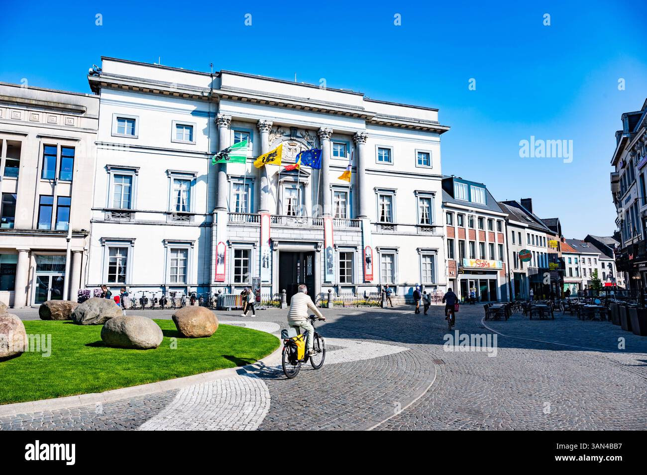 Die weiße Rathausfassade von Aalst, Ostflämische Region, Belgien, 9. April 2025 Stockfoto