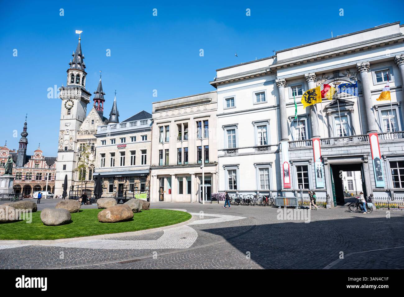 Die weiße Rathausfassade von Aalst, Ostflämische Region, Belgien, 9. April 2025 Stockfoto