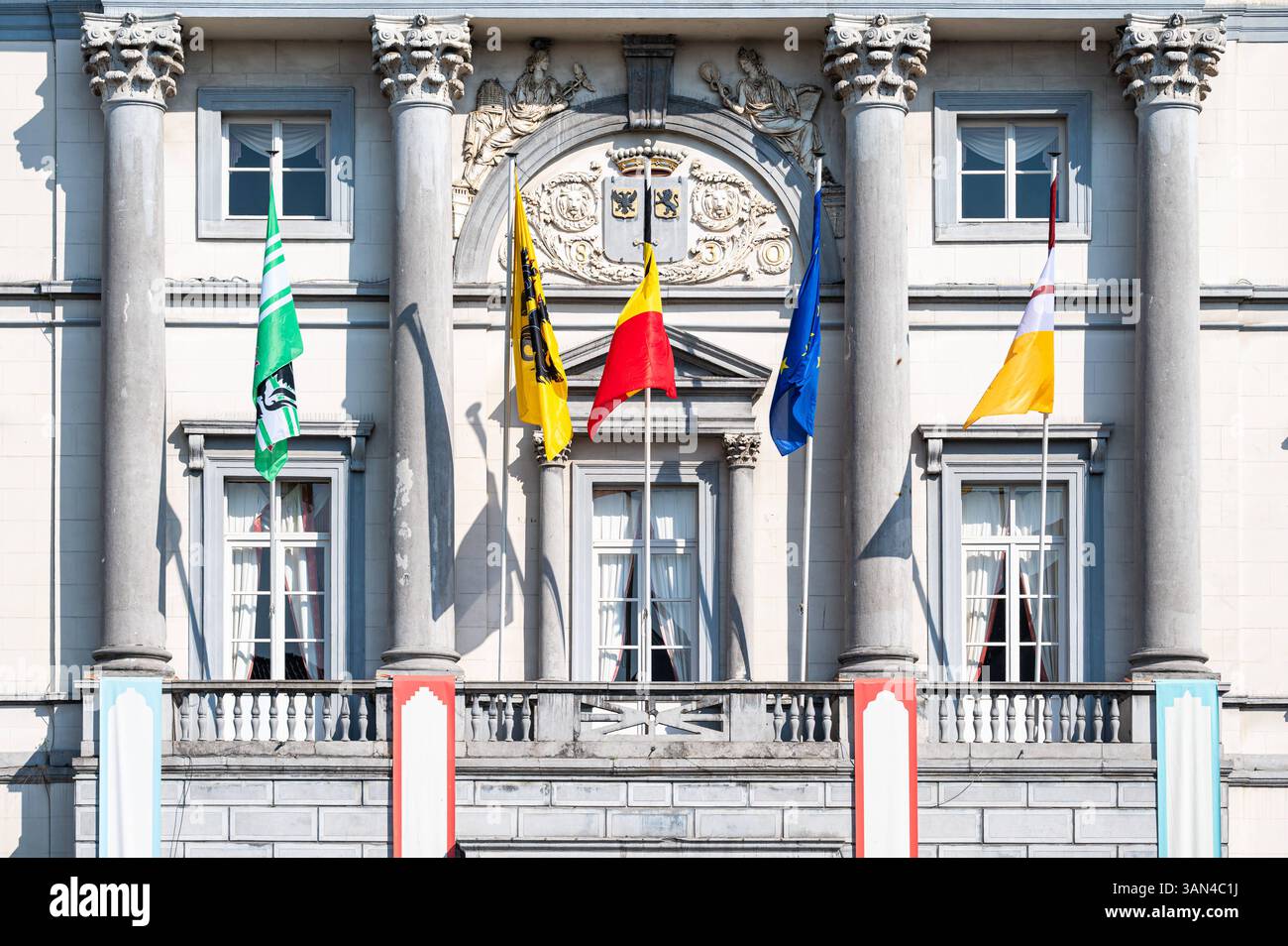 Die weiße Rathausfassade von Aalst, Ostflämische Region, Belgien, 9. April 2025 Stockfoto