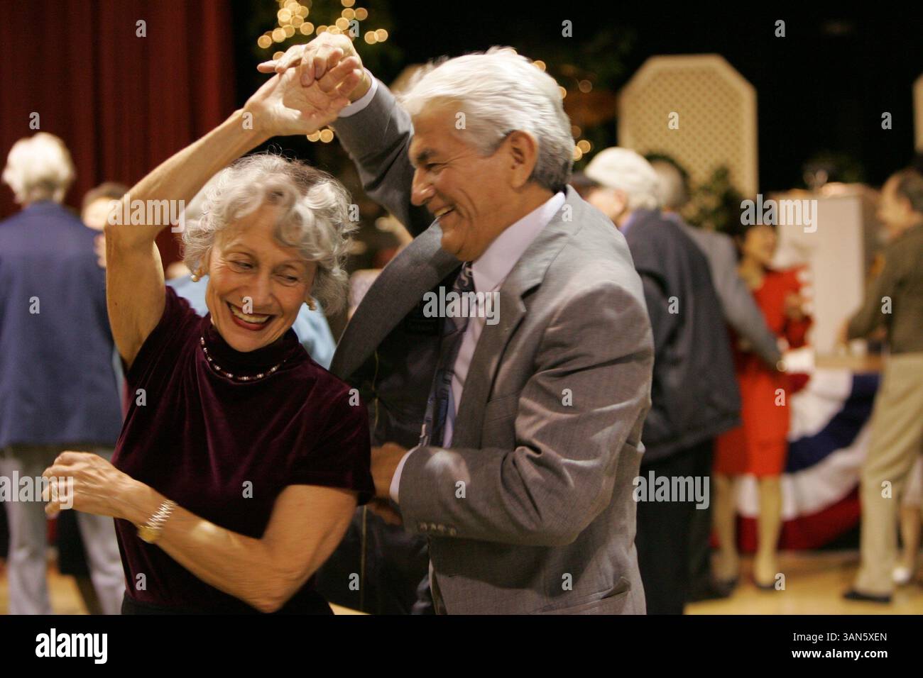 7. November 2008 - Farmington Hills, Michigan, USA - AUGUSTA RICHARDS, 72, von Livonia und BOB HERRADA, 76, von Waterford Dance bei der 12. Jährlichen Stars and Stripes Forever Feier im Costick Center in Farmington Hills. Richards ist ein Veteran der US-Armee, der während des Koreakrieges diente. (Kreditbild: © Patricia Beck/Detroit Free Press/ZUMA Press) EINSCHRÄNKUNGEN: * U.. S Tabloid Rights OUT * Stockfoto