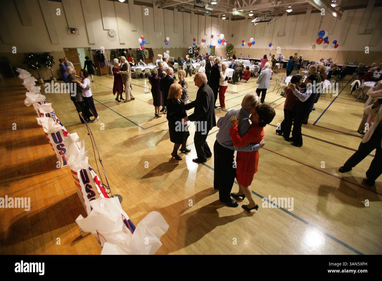 November 2008 - Farmington Hills, Michigan, USA - Paare tanzen bei der 12. Jährlichen Stars and Stripes Forever Feier im Costick Center in Farmington Hills. (Kreditbild: © Patricia Beck/Detroit Free Press/ZUMA Press) EINSCHRÄNKUNGEN: * U.. S Tabloid Rights OUT * Stockfoto