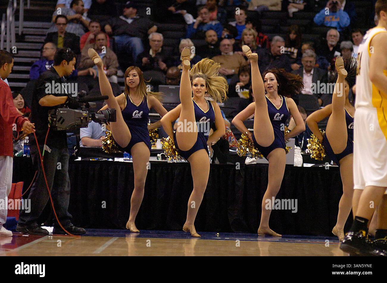 März 2007; Los Angeles Kalifornien USA; . Fox Sports Film Crew Films Cal Bears Cheer Squad beim Sieg der California Bears 70-51 über die Oregon State Beavers während des ersten Spiels des Pacific Life Pac 10 Mens Basketball Turniers im Staples Center Los Angeles California. (Kreditbild: © FOTOGRAF/Cal Sport Media) Stockfoto
