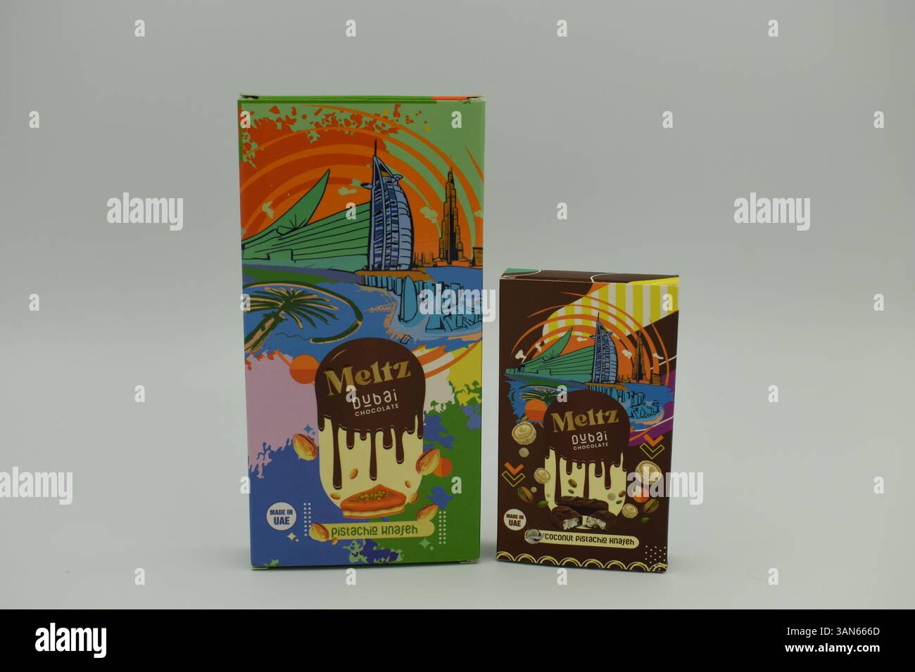 Zwei Tafeln Dubai-Schokolade, hergestellt in den VAE. Stockfoto
