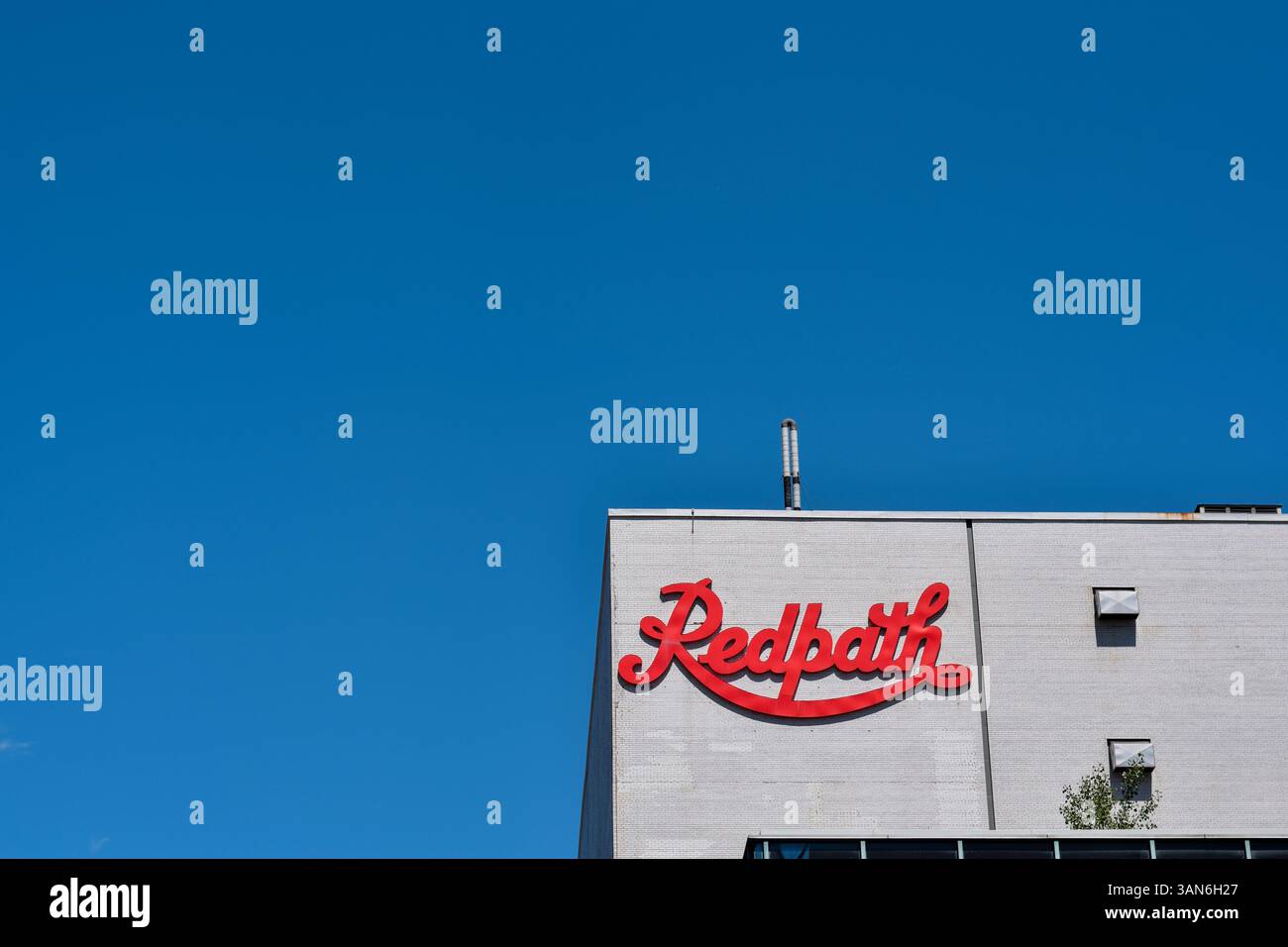 4. Juni 2022: Toronto, Ontario, Kanada: Redpath Sugar Plant Raffinery Building with Blue Sky Stockfoto