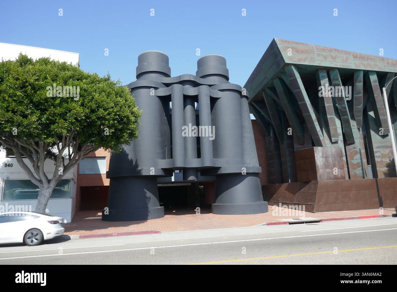 Venedig, Kalifornien, USA 13. April 2025 Frank Gehry Binoculars Art Building am 13. April 2025 in Venice, Los Angeles, Kalifornien, USA. Foto: Barry King/Alamy Stock Photo Stockfoto