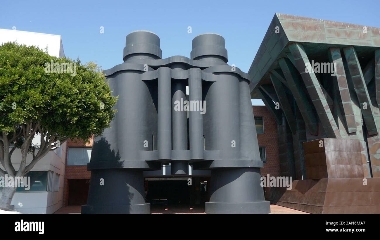 Venedig, Kalifornien, USA 13. April 2025 Frank Gehry Binoculars Art Building am 13. April 2025 in Venice, Los Angeles, Kalifornien, USA. Foto: Barry King/Alamy Stock Photo Stockfoto