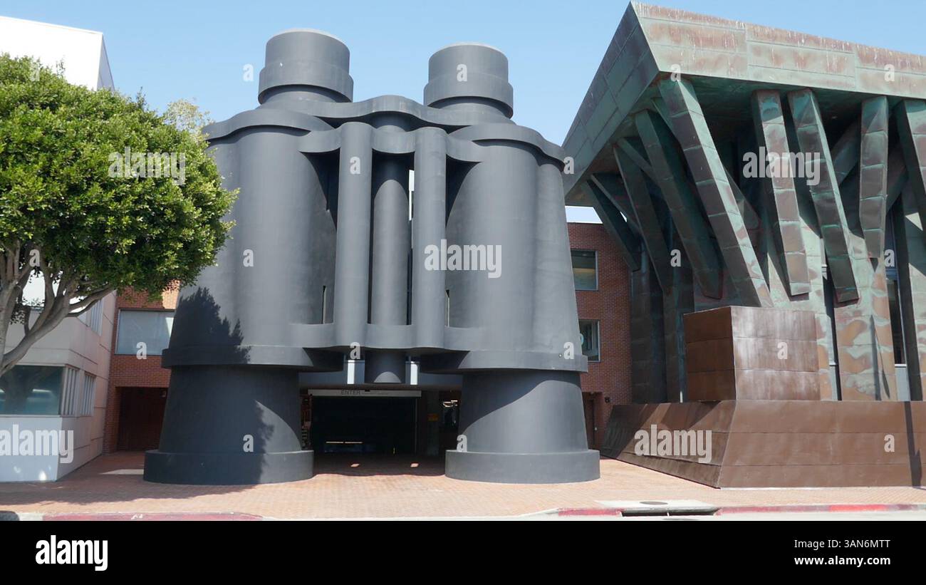 Venedig, Kalifornien, USA 13. April 2025 Frank Gehry Binoculars Art Building am 13. April 2025 in Venice, Los Angeles, Kalifornien, USA. Foto: Barry King/Alamy Stock Photo Stockfoto