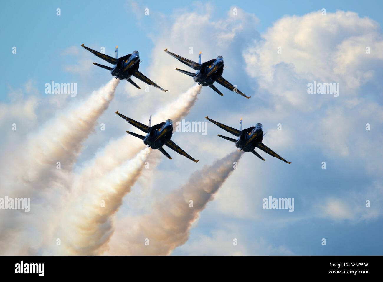 USN Blue Angels, schleppender Rauch auf der New York International Air Show Stockfoto