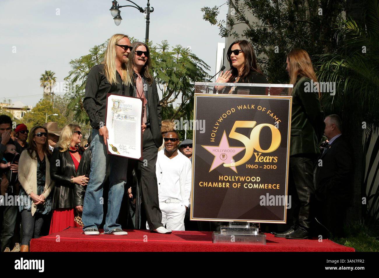 Januar 2010 - Hollywood, Kalifornien, Vereinigte Staaten - I14552CHW. Rock and Roll Legend Roy Orbison posthum mit Star on the Hollywood Walk of Fame .1750 N. Vine bei Capitol Records, Hollywood, CA. 01/29/2010. BARBARA ORBISON MIT ALEX ORBISON UND ORBISON FAMILIENMITGLIEDERN. 2010 ..... I15100CHW(Bild: © Clinton Wallace/Globe Photos/ZUMApress.com) Stockfoto