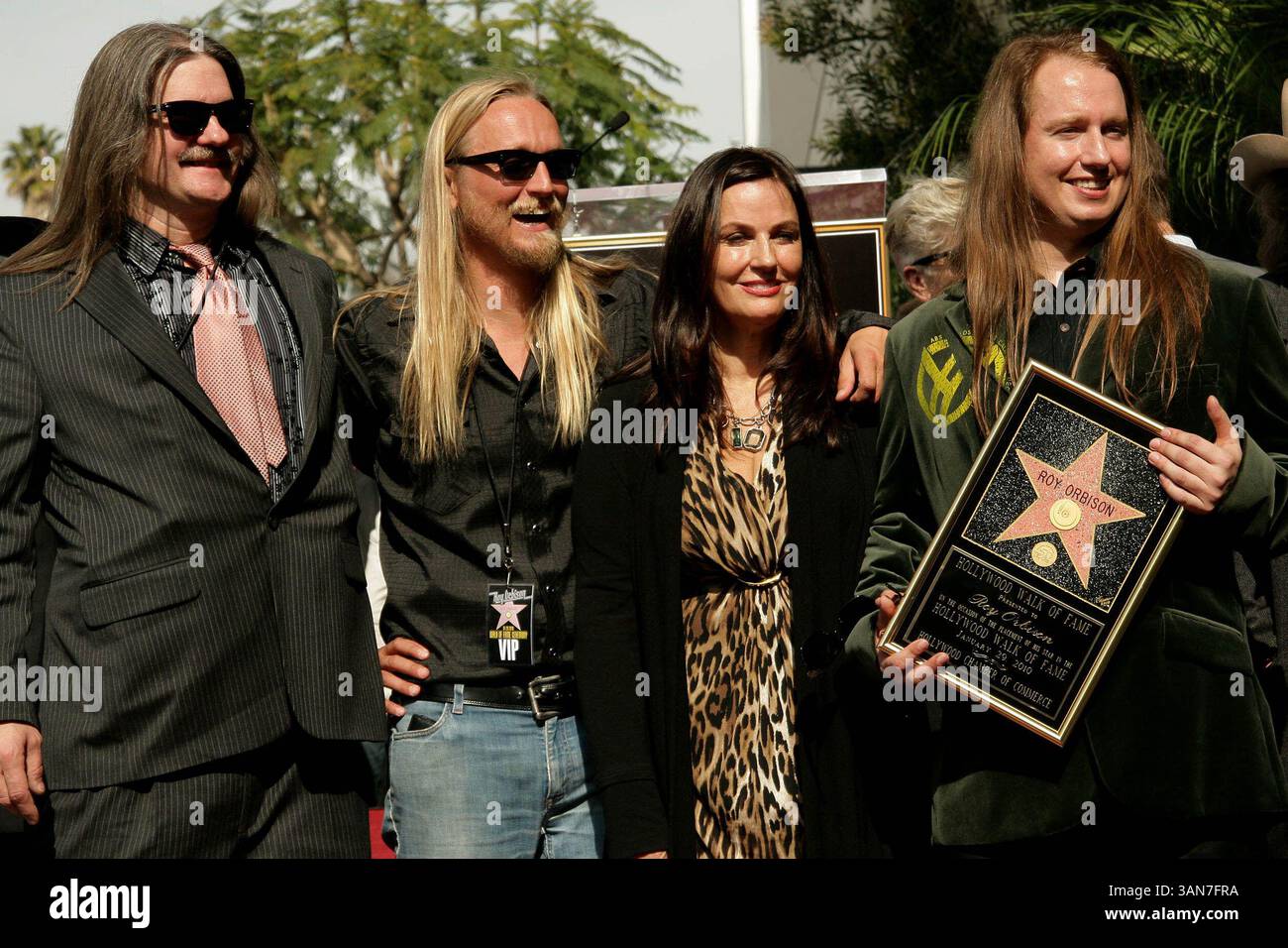 Januar 2010 - Hollywood, Kalifornien, Vereinigte Staaten - I14552CHW. Rock and Roll Legend Roy Orbison posthum mit Star on the Hollywood Walk of Fame .1750 N. Vine bei Capitol Records, Hollywood, CA. 01/29/2010. BARBARA ORBISON MIT ALEX ORBISON UND ORBISON FAMILIENMITGLIEDERN. 2010 ..... I15100CHW(Bild: © Clinton Wallace/Globe Photos/ZUMApress.com) Stockfoto