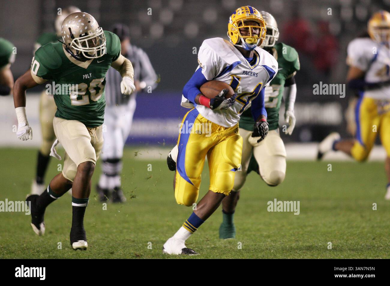 20. DEZEMBER 2008 Carson CA: Ronald Fields of Grant läuft ins Freie. Grant besiegte Long Beach Poly mit 25 zu 20 und gewann die Open Division State Championship im Home Depot Center in Carson CA. (Bild: © Rick Rowell/Cal Sport Media) Stockfoto