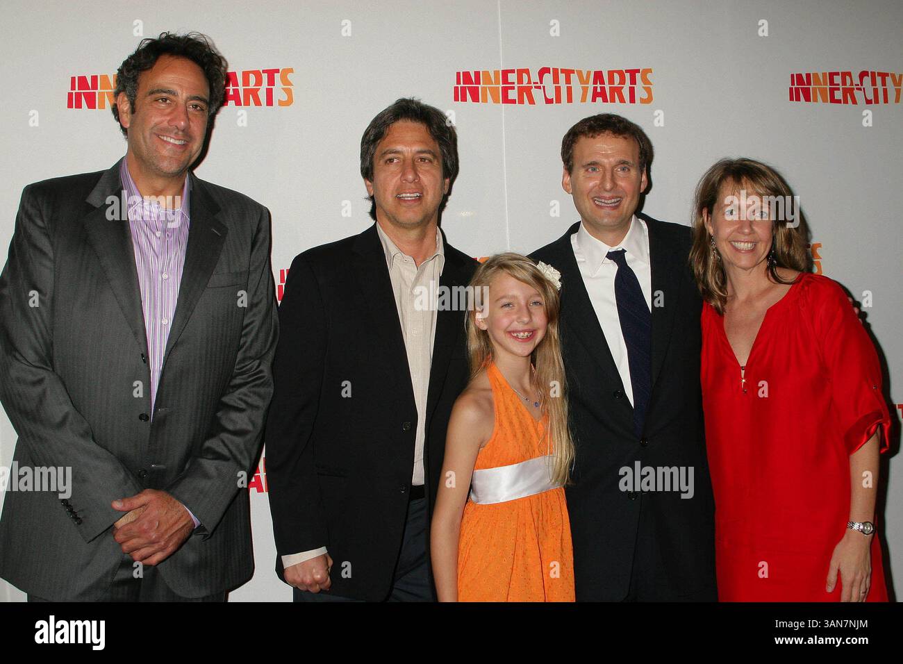 I14510CHW. Inner-City Arts 2009 20jähriges Jubiläum Imagine Gala und Auktion im Beverly Hilton Hotel in Beverly Hills, Kalifornien 10-15-2009. RAY ROMANO UND BRAD GARRETT POSIEREN MIT "'EVERYBODY LOVES RAYMOND'' SCHÖPFER PHILIP ROSENTHAL UND FAMILIE. 2009 (Bild: © Clinton Wallace/Globe Photos/ZUMAPRESS.com) Stockfoto