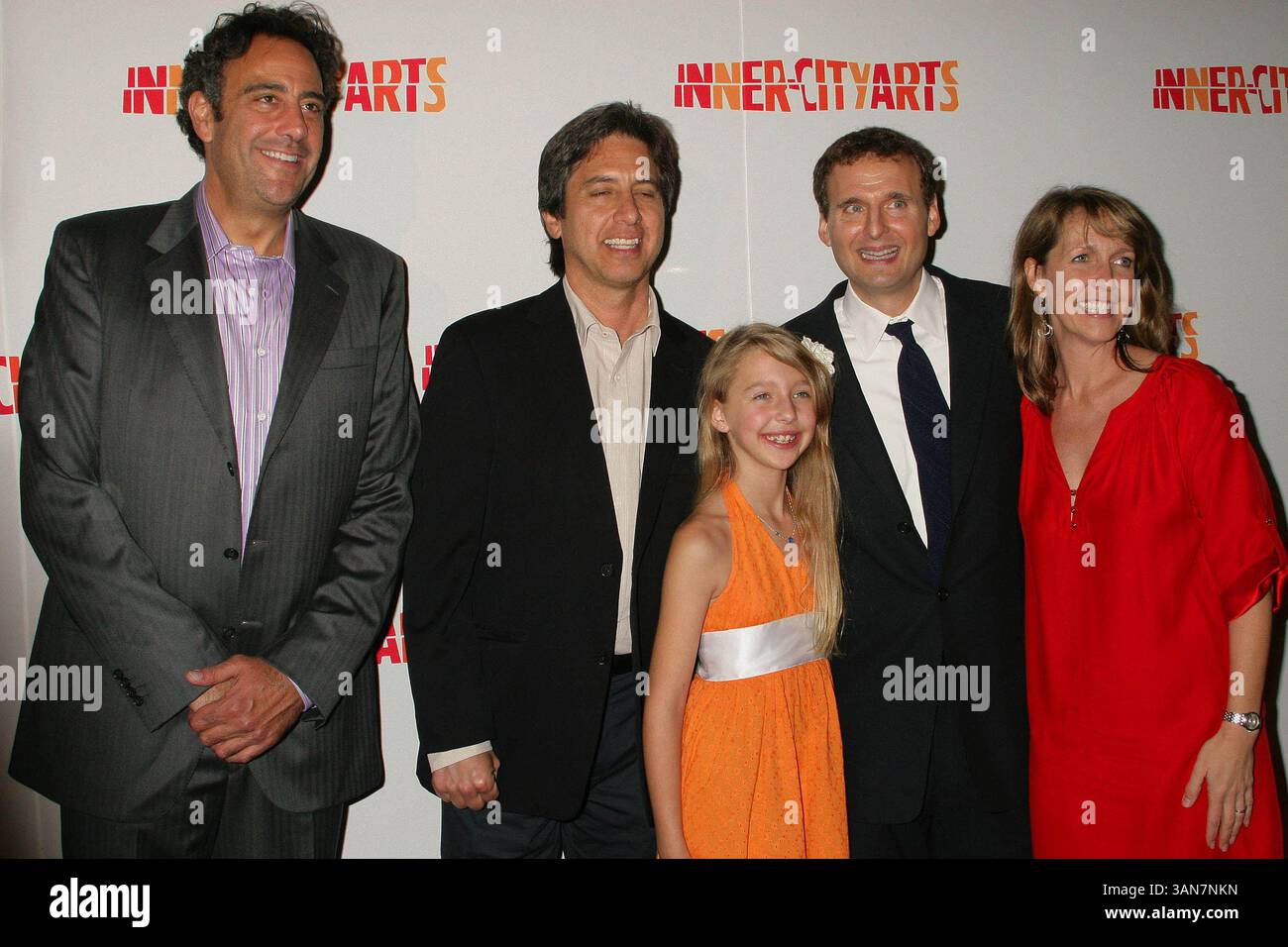 I14510CHW. Inner-City Arts 2009 20jähriges Jubiläum Imagine Gala und Auktion im Beverly Hilton Hotel in Beverly Hills, Kalifornien 10-15-2009. RAY ROMANO UND BRAD GARRETT POSIEREN MIT "'EVERYBODY LOVES RAYMOND'' SCHÖPFER PHILIP ROSENTHAL UND FAMILIE. 2009 (Bild: © Clinton Wallace/Globe Photos/ZUMAPRESS.com) Stockfoto