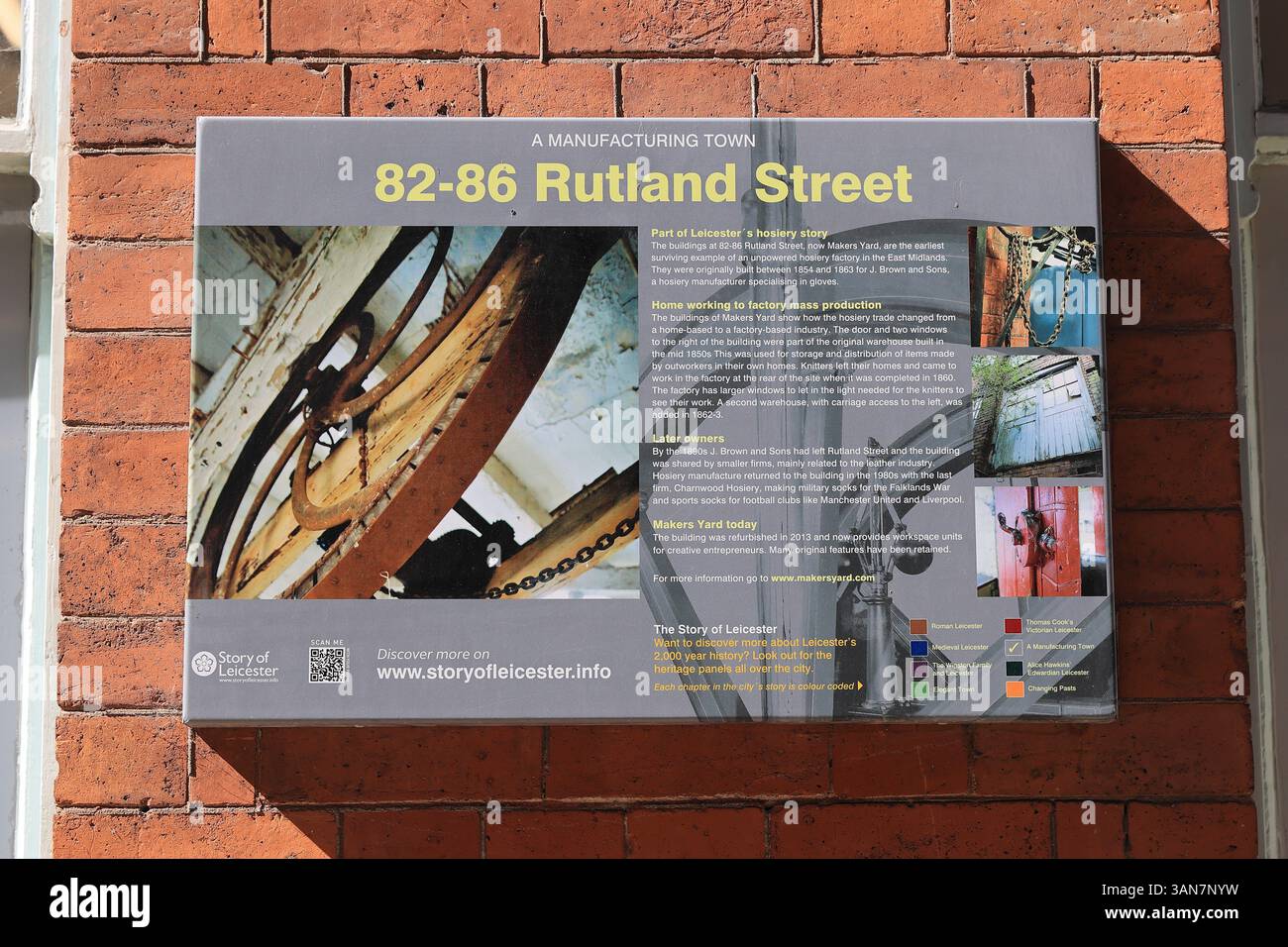 Informationsschild, das die Geschichte des Machers Yard in der Rutland Street im St George's Cultural Quarter in Leicester, Großbritannien, erzählt Stockfoto