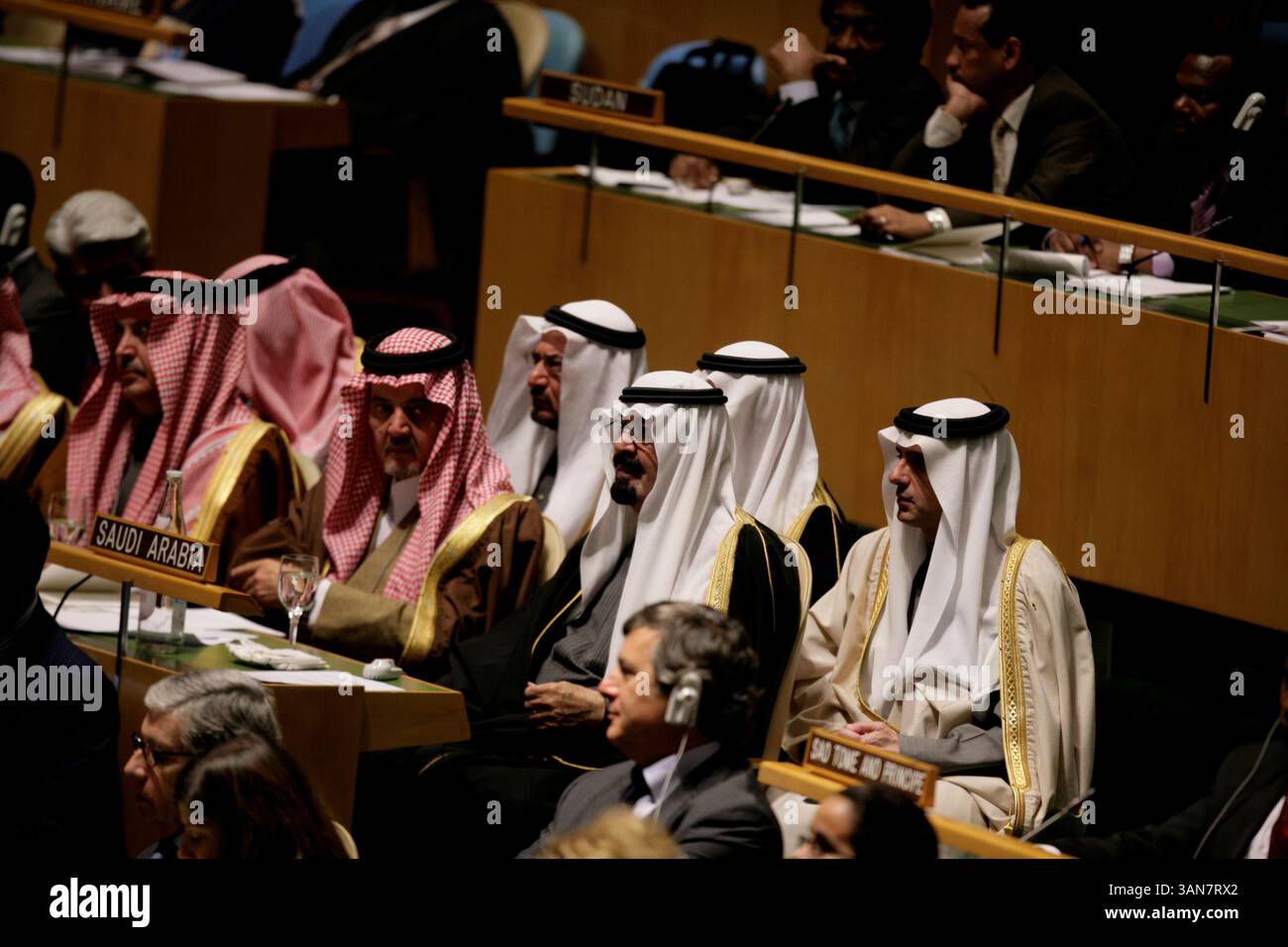 Vereinte Nationen - New York - USA - 12. November 2008 - Rede des kuwaitischen Emir Sabah al-Ahmad al-Jaber al-Sabah zur Tagung der Generalversammlung über die Kultur des Friedens. FOTO DER Delegation von König Abdullah bin Abdul Aziz Al Saud VON Saudi-Arabien. (Foto: © Luiz Rampelotto/ZUMA Press) Stockfoto