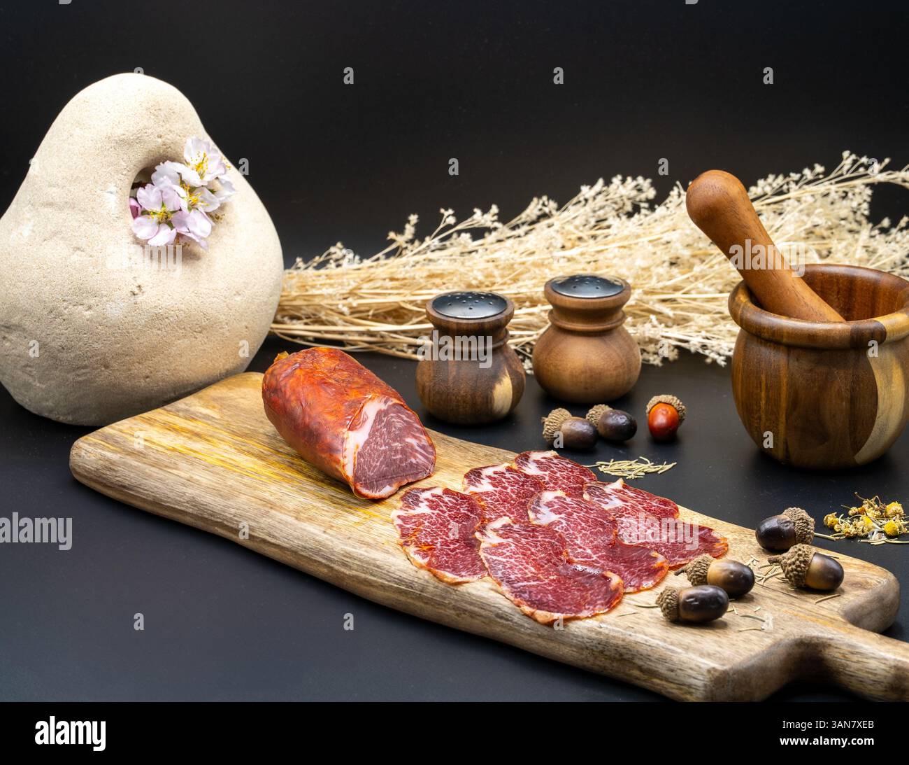 Ein exquisites, handwerkliches Charcuterie Board, das rustikale Elemente und Stil vereint Stockfoto