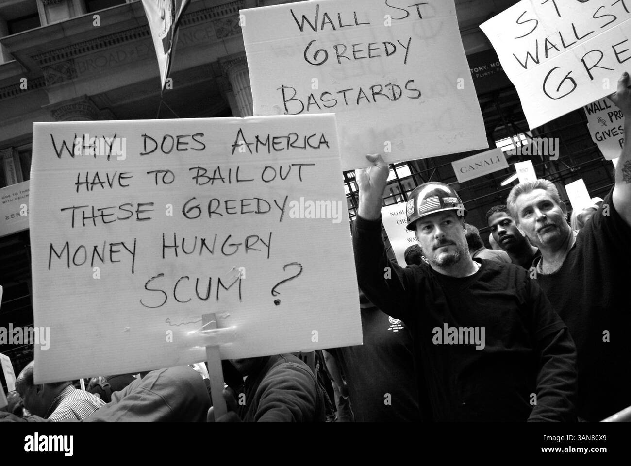Oktober 2008 - New York , New York , NY, USA - das Repräsentantenhaus stimmte mit 263 zu 171, um die größte wirtschaftliche Intervention der US-Regierung seit den 1930er Jahren zu verabschieden, eine 700 Milliarden Dollar schwere Rettungsaktion an der Wall-Street, von der die Gesetzgeber hoffen, dass sie der Wirtschaft helfen wird. IM BILD: Tracy Post (l) und Sam Tosi (r) von Irion Workers Local 580 schließen sich anderen an einem Protest an, während das New York City Central Labor Council Board am 25. September 2008 den Kongress dazu auffordert, den amerikanischen Arbeiter bei der Entscheidung über Rettungsoptionen zu schützen. Die Arbeiterführer von New York City schlagen sieben Bedingungen für die große Rettungsaktion vor, um einen stärkeren Schutz zu bieten Stockfoto
