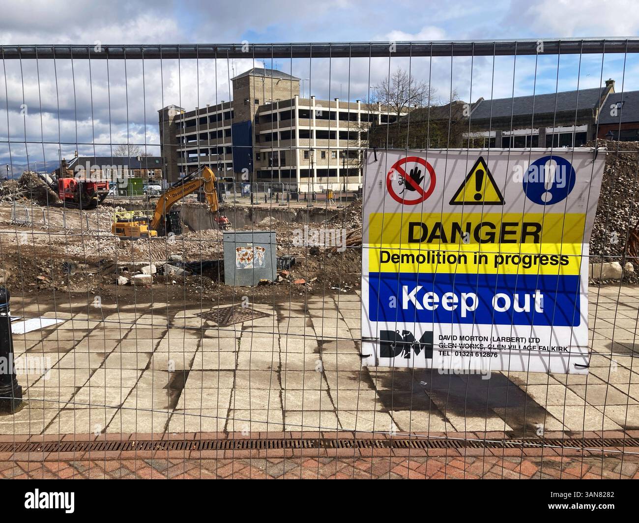 Abriss- und Sanierungsarbeiten am Callender Square, Stadtzentrum, Falkirk Schottland - Smartphone-aufgenommenes Stockfoto