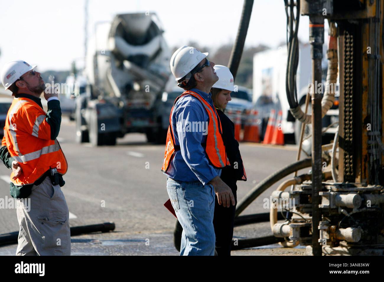Januar 2010 - Plant City&#XA;Slug&#x9;Wetter&#XA;Pub Sect, FL, USA - SKIP O'ROURKE | Times 9 of 12 ( Plant City, FL). TP 317283 OROU Sinkhole (13.01.10) Ingenieure untersuchen ein Bohrfahrzeug, das in die ostwärts gerichteten Fahrspuren der Interstate 4 bohrt, um ein Bad in der Straße in der Nähe der Branch Forbes Road zu beheben. Ein Eintauchen in die Straße ein mögliches Sinkloch hat drei Fahrspuren der ostwärts gerichteten I-4 stillgelegt, während die Besatzungen versuchen, die Straße zu reparieren. [SKIP O'ROURKE, Times] (Bild: © St. Petersburg Times/ZUMApress.com) Stockfoto