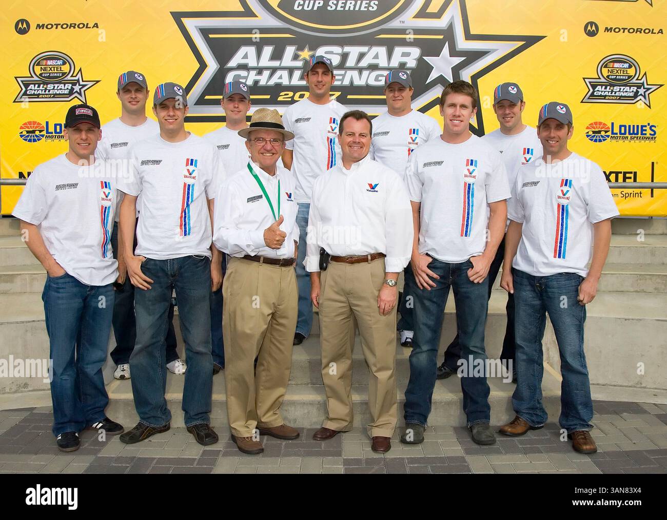 Roush Fenway Racing hat einen mehrjährigen Vertrag unterzeichnet, der das Team und Valvoline als offizieller Anbieter von Motoröl und Motorschmierstoffen mit sofortiger Wirkung wieder vereint. Das Angebot gilt für alle 13 Roush Fenway Einträge in den NASCAR Nextel Cup, Busch und Craftsman Truck Series. Valvoline bleibt der Hauptsponsor des Evernham Motorsports #10 Dodge, der von Scott Riggs angetrieben wird, und dieses Programm wird von dem Roush-Deal nicht betroffen sein. (Kreditbild: © FOTOGRAF/Cal Sport Media) Stockfoto