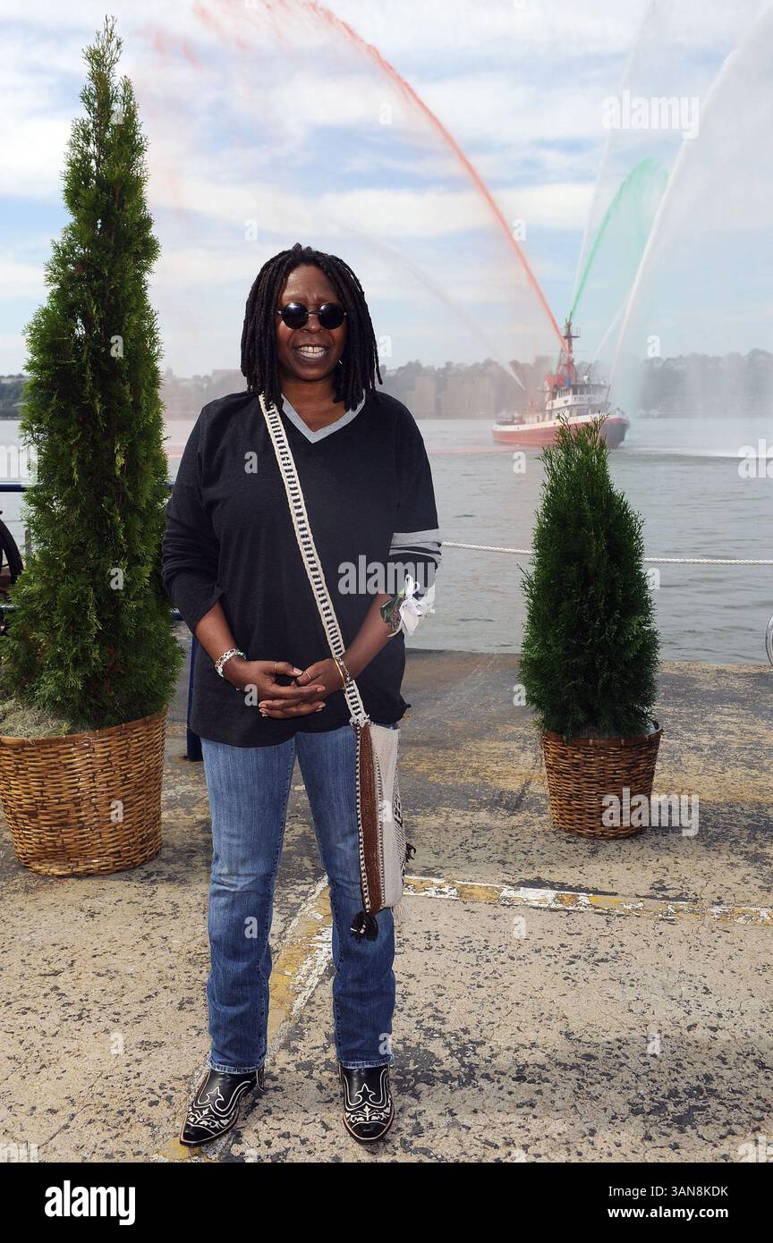 Am 17. September 2008 taufte die New Yorker Schauspielerin Whoopi Goldberg am 17. September 2008 in New York City das neueste Schiff der Circle Line „The Manhattan“ (Foto: © Sharkpixs/ZUMA Press). Stockfoto