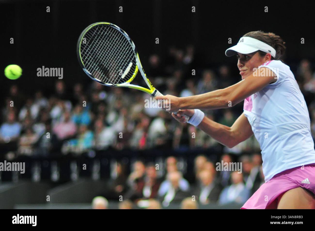 17. Oktober 2008: Anabel Medina Garrigues (ESP) kämpft im Viertelfinalspiel bei den Zurich Open in Zürich gegen Victoria Azarenka (BLR). Garrigues gewann das Spiel, nachdem Azarenka ihre Schulter im 3. Satz vertieft hatte. John C Middlebrook/CSM (Bild: © Cal Sport Media/ZUMA Press) Stockfoto
