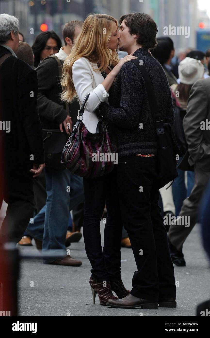 Im September 30 2008 dreht die New Yorker Schauspielerin Blake Lively mit John Patrick Amedori eine Küssszene im Times Square für die Fernsehserie Gossip Girl am 30 2008. September in New York City. In der Show Lively spielt das reiche Mädchen 'Serena Van der Woodsen', und Amedori, die kürzlich zu den regulären Besetzungen hinzugekommen ist, spielt eine Künstlerin namens 'Aaron Rose' (Credit Image: © Sharkpixs/ZUMA Press) Stockfoto