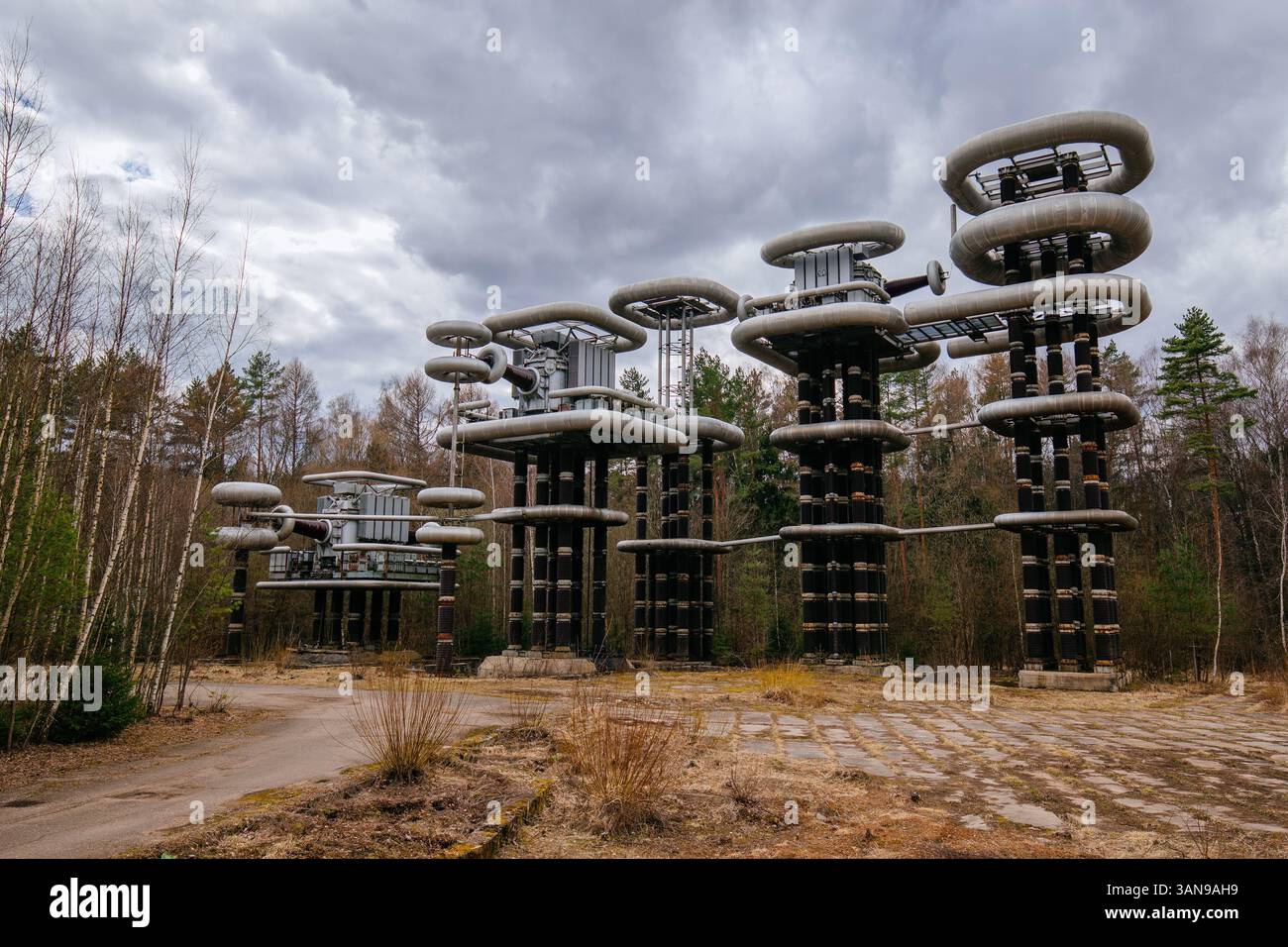 Tesla-Spulentürme experimentelle Stände des Hochspannungs-Forschungszentrums. Stockfoto