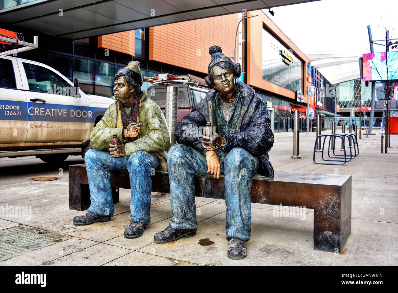 Edmonton Alberta - 3. April 2025. Statue der SCTV-Figuren Bob und Doug McKenzie in Edmonton, Kanada. Die Statue wurde 2020 dem ICE Distr. Geschenkt Stockfoto