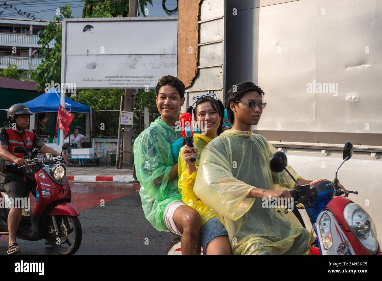 Bangkok, Thailand. April 2025. Ein Blick auf Teenager auf einem Motorrad, die Regenmäntel tragen und eine Wasserpistole halten während des Songkran Festivals auf dem Huai Khwang Market. Songkran, Thailands traditionelles Neujahrsfest, das ab April 13-15 stattfindet, ist eine der lebhaftesten und freudigsten Feierlichkeiten des Landes. Die Stadt ist vor allem für ihre massiven Wasserkämpfe auf den Straßen bekannt, die das Abwaschen von Unglück und Unglück symbolisieren und einen Neuanfang für das kommende Jahr darstellen. Quelle: SOPA Images Limited/Alamy Live News Stockfoto