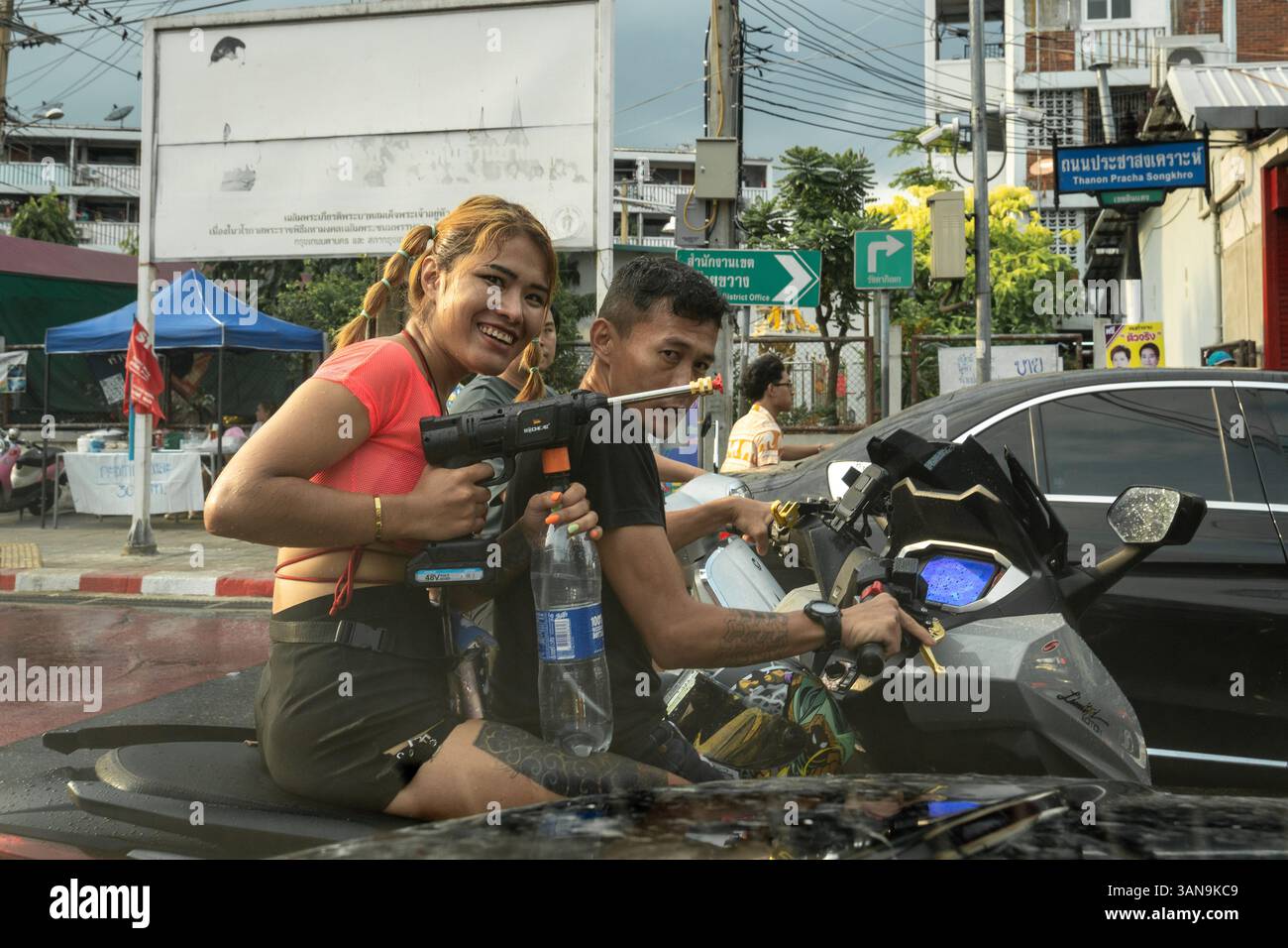 Bangkok, Thailand. April 2025. Ein Paar auf einem Motorrad, das während des Songkran Festivals auf dem Huai Khwang Market mit einer Wasserpistole gesehen wurde. Songkran, Thailands traditionelles Neujahrsfest, das ab April 13-15 stattfindet, ist eine der lebhaftesten und freudigsten Feierlichkeiten des Landes. Die Stadt ist vor allem für ihre massiven Wasserkämpfe auf den Straßen bekannt, die das Abwaschen von Unglück und Unglück symbolisieren und einen Neuanfang für das kommende Jahr darstellen. Quelle: SOPA Images Limited/Alamy Live News Stockfoto