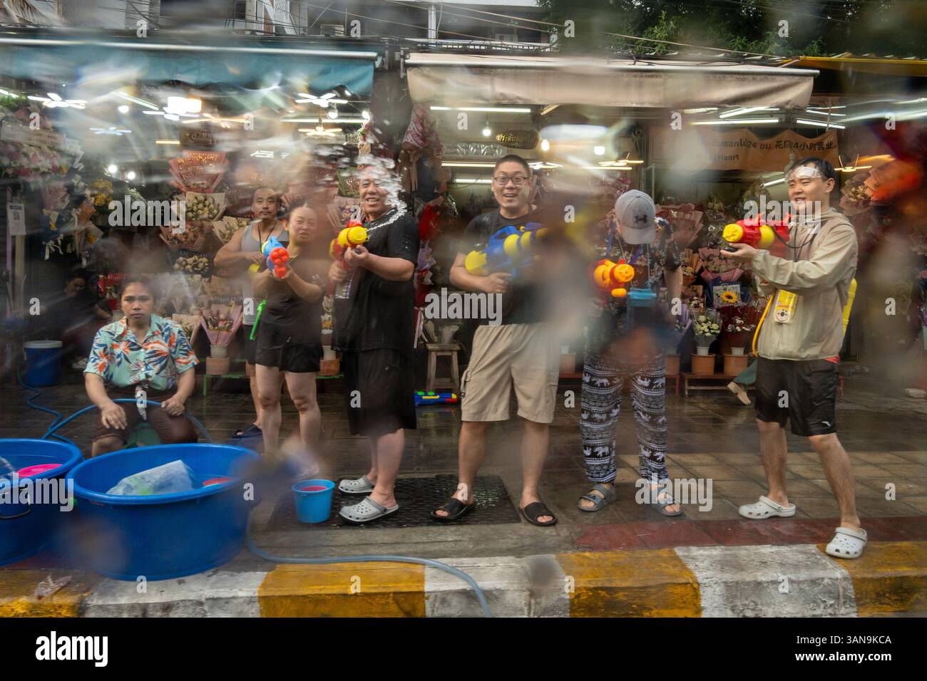 Bangkok, Thailand. April 2025. Eine Gruppe von Menschen spielt mit Wasserpistolen während des Songkran Festivals auf dem Huai Khwang Market. Songkran, Thailands traditionelles Neujahrsfest, das ab April 13-15 stattfindet, ist eine der lebhaftesten und freudigsten Feierlichkeiten des Landes. Die Stadt ist vor allem für ihre massiven Wasserkämpfe auf den Straßen bekannt, die das Abwaschen von Unglück und Unglück symbolisieren und einen Neuanfang für das kommende Jahr darstellen. Quelle: SOPA Images Limited/Alamy Live News Stockfoto