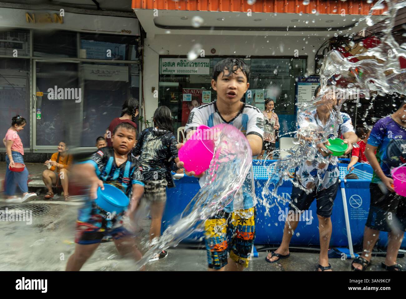 Bangkok, Thailand. April 2025. Eine Gruppe von Kindern wirft Wasser während des Songkran Festivals auf dem Huai Khwang Markt. Songkran, Thailands traditionelles Neujahrsfest, das ab April 13-15 stattfindet, ist eine der lebhaftesten und freudigsten Feierlichkeiten des Landes. Die Stadt ist vor allem für ihre massiven Wasserkämpfe auf den Straßen bekannt, die das Abwaschen von Unglück und Unglück symbolisieren und einen Neuanfang für das kommende Jahr darstellen. Quelle: SOPA Images Limited/Alamy Live News Stockfoto