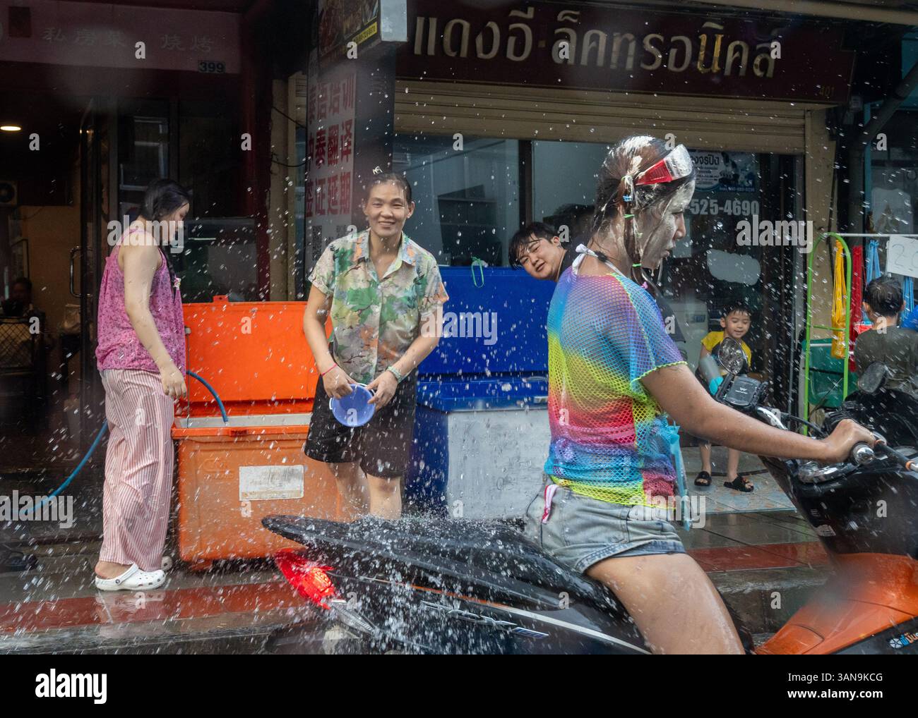 Bangkok, Thailand. April 2025. Ein Blick auf die Menschen auf der Straße, die während des Songkran Festivals auf dem Huai Khwang Markt Wasser auf Passanten werfen. Songkran, Thailands traditionelles Neujahrsfest, das ab April 13-15 stattfindet, ist eine der lebhaftesten und freudigsten Feierlichkeiten des Landes. Die Stadt ist vor allem für ihre massiven Wasserkämpfe auf den Straßen bekannt, die das Abwaschen von Unglück und Unglück symbolisieren und einen Neuanfang für das kommende Jahr darstellen. Quelle: SOPA Images Limited/Alamy Live News Stockfoto