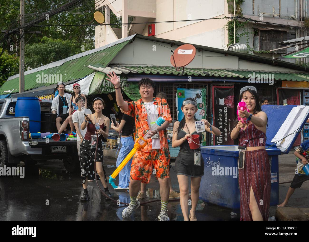 Bangkok, Thailand. April 2025. Während des Songkran Festivals auf dem Huai Khwang Market spielt eine Gruppe von Freunden mit Wasserpistolen auf der Straße. Songkran, Thailands traditionelles Neujahrsfest, das ab April 13-15 stattfindet, ist eine der lebhaftesten und freudigsten Feierlichkeiten des Landes. Die Stadt ist vor allem für ihre massiven Wasserkämpfe auf den Straßen bekannt, die das Abwaschen von Unglück und Unglück symbolisieren und einen Neuanfang für das kommende Jahr darstellen. Quelle: SOPA Images Limited/Alamy Live News Stockfoto