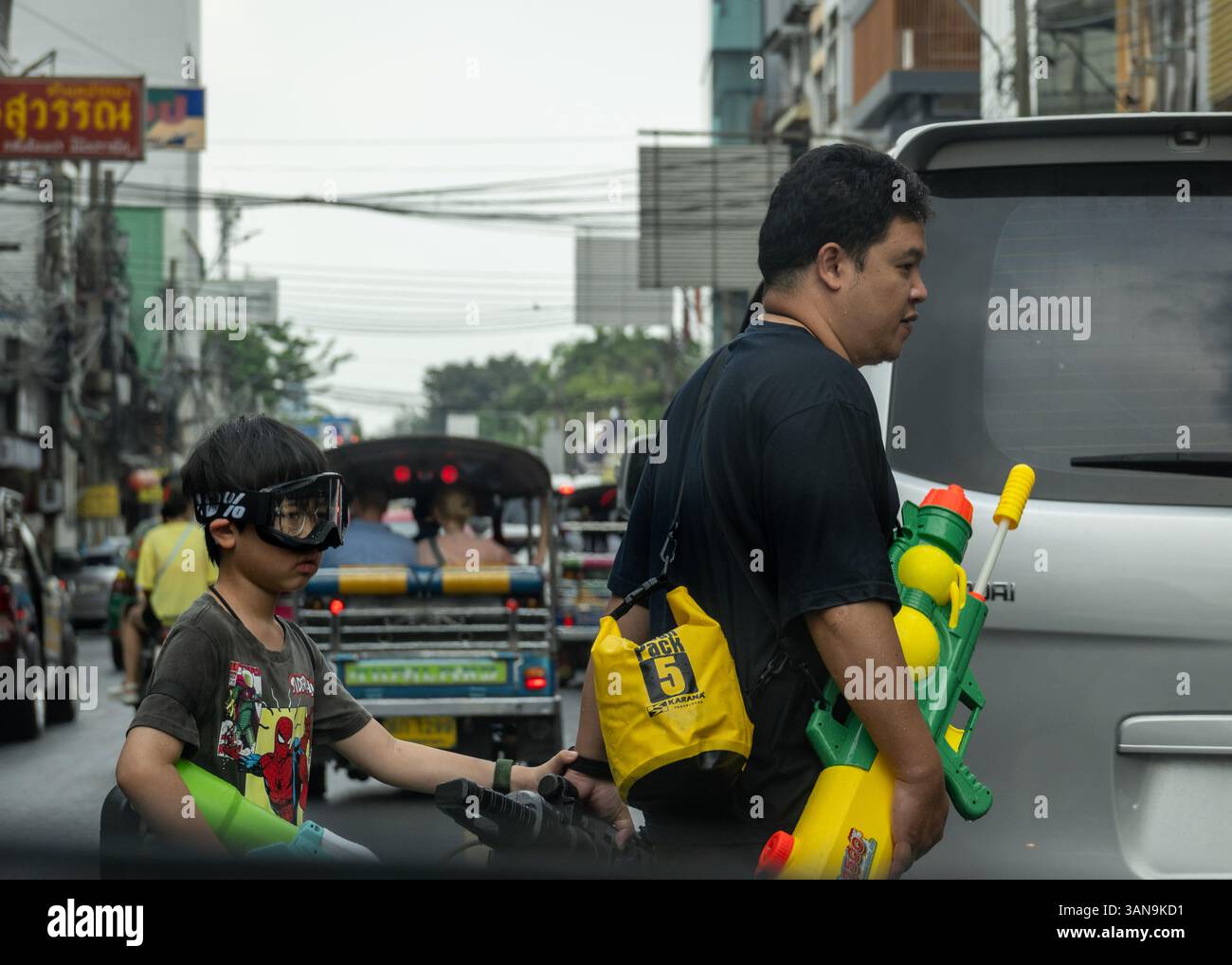Bangkok, Thailand. April 2025. Ein Vater und Sohn, bereit, mit Wasser auf der Khao San Road zu spielen. Songkran, Thailands traditionelles Neujahrsfest, das ab April 13-15 stattfindet, ist eine der lebhaftesten und freudigsten Feierlichkeiten des Landes. Die Stadt ist vor allem für ihre massiven Wasserkämpfe auf den Straßen bekannt, die das Abwaschen von Unglück und Unglück symbolisieren und einen Neuanfang für das kommende Jahr darstellen. Quelle: SOPA Images Limited/Alamy Live News Stockfoto