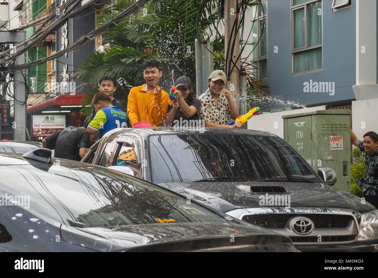 Bangkok, Thailand. April 2025. Ein Blick auf Kinder, die während des Songkran Festivals auf dem Huai Khwang Market mit Wasserpistolen spielen, während sie auf der Rückseite eines Pickup-Trucks stehen. Songkran, Thailands traditionelles Neujahrsfest, das ab April 13-15 stattfindet, ist eine der lebhaftesten und freudigsten Feierlichkeiten des Landes. Die Stadt ist vor allem für ihre massiven Wasserkämpfe auf den Straßen bekannt, die das Abwaschen von Unglück und Unglück symbolisieren und einen Neuanfang für das kommende Jahr darstellen. Quelle: SOPA Images Limited/Alamy Live News Stockfoto