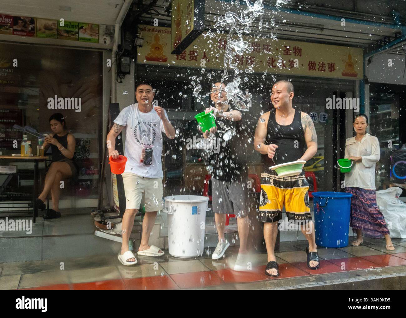 Bangkok, Thailand. April 2025. Eine Gruppe von Menschen auf der Straße, die während des Songkran Festivals auf dem Huai Khwang Markt Wasser werfen. Songkran, Thailands traditionelles Neujahrsfest, das ab April 13-15 stattfindet, ist eine der lebhaftesten und freudigsten Feierlichkeiten des Landes. Die Stadt ist vor allem für ihre massiven Wasserkämpfe auf den Straßen bekannt, die das Abwaschen von Unglück und Unglück symbolisieren und einen Neuanfang für das kommende Jahr darstellen. Quelle: SOPA Images Limited/Alamy Live News Stockfoto