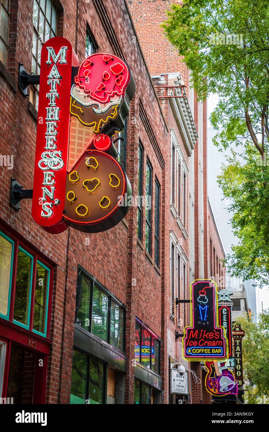 Oktober 2023, Nashville, TN: Shops und Bars in der Innenstadt von Nashville bei Tageslicht Stockfoto