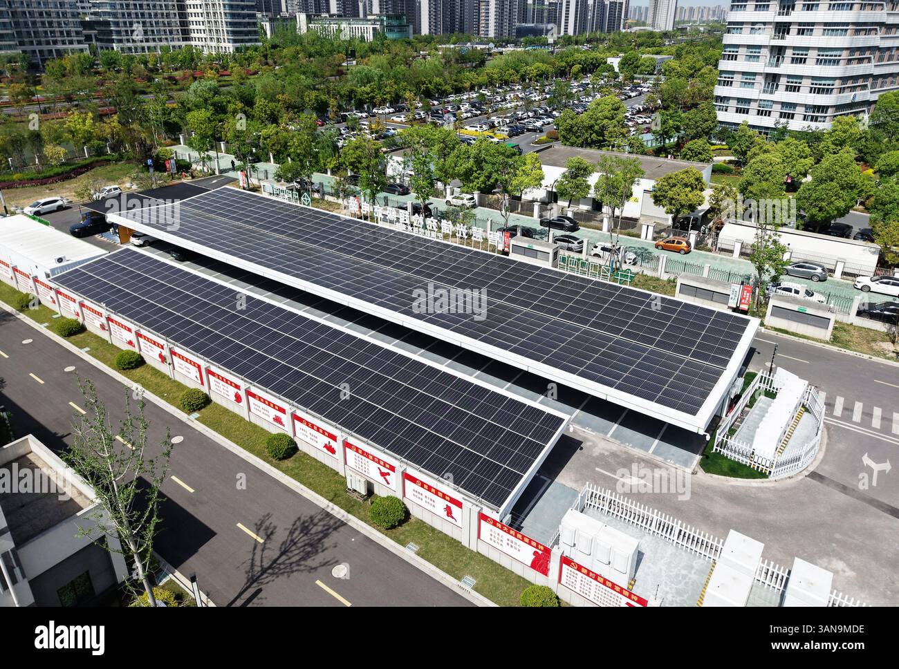 Ein Luftbild zeigt am 15. April 2025 in Hangzhou, Provinz Zhejiang, China, eine umfassende Demonstration für intelligente Energie. Es wird davon ausgegangen, dass die intelligente Energie umfassende Demonstrationsanlage über 64 Ladeparkplätze verfügt, von denen 62 Schnellladepistolen mit 120 kW Leistung sind und mit einer einzigen Pistole mit einer maximalen Leistung von 600 kW und einer V2G-Rückladestelle ausgestattet sind, die den wechselseitigen Energiefluss zwischen dem Auto und dem Netz realisieren kann. Gleichzeitig ist der Bahnhof auch mit einer 150 Quadratmeter großen warmen Poststation ausgestattet, die Spacraum bieten kann Stockfoto Ein Luftbild zeigt am 15. April 2025 in Hangzhou, Provinz Zhejiang, China, eine umfassende Demonstration für intelligente Energie. Es wird davon ausgegangen, dass die intelligente Energie umfassende Demonstrationsanlage über 64 Ladeparkplätze verfügt, von denen 62 Schnellladepistolen mit 120 kW Leistung sind und mit einer einzigen Pistole mit einer maximalen Leistung von 600 kW und einer V2G-Rückladestelle ausgestattet sind, die den wechselseitigen Energiefluss zwischen dem Auto und dem Netz realisieren kann. Gleichzeitig ist der Bahnhof auch mit einer 150 Quadratmeter großen warmen Poststation ausgestattet, die Spacraum bieten kann Stockfoto