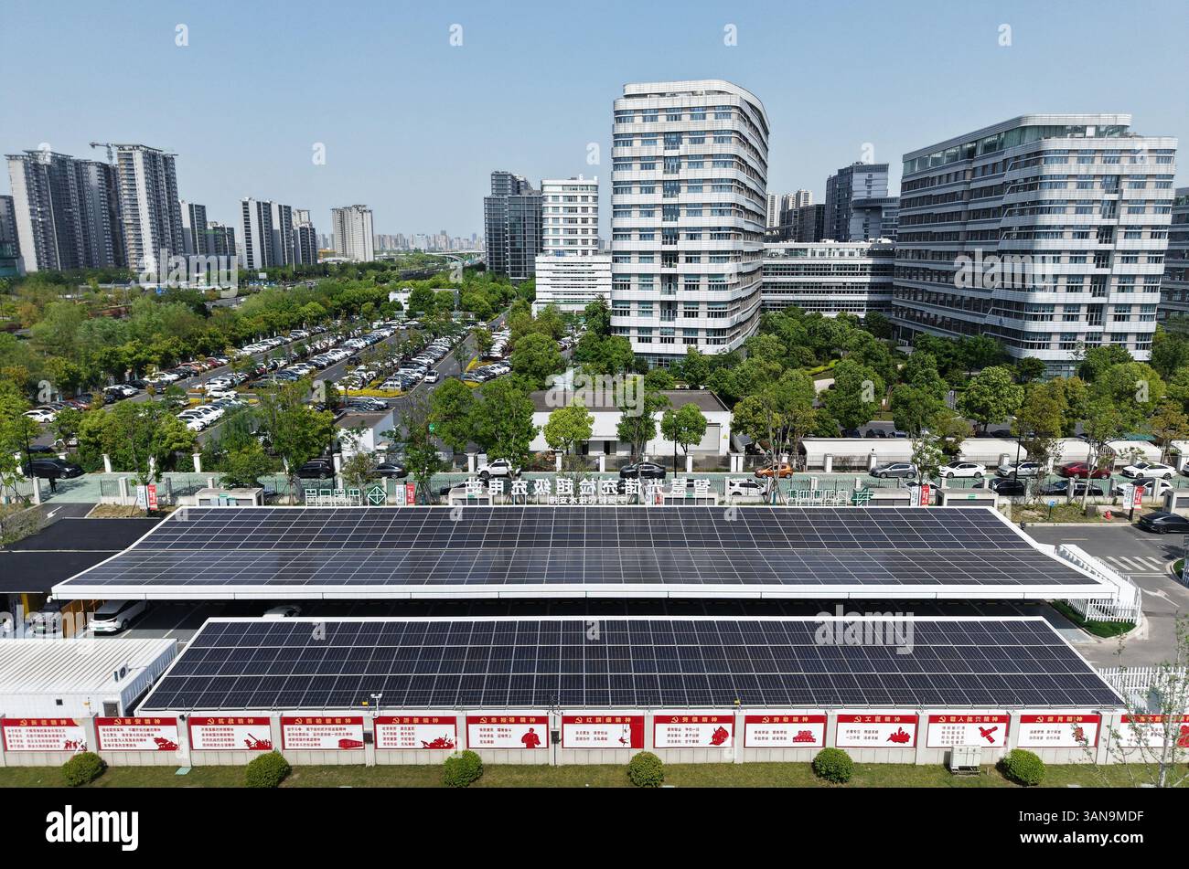 Ein Luftbild zeigt am 15. April 2025 in Hangzhou, Provinz Zhejiang, China, eine umfassende Demonstration für intelligente Energie. Es wird davon ausgegangen, dass die intelligente Energie umfassende Demonstrationsanlage über 64 Ladeparkplätze verfügt, von denen 62 Schnellladepistolen mit 120 kW Leistung sind und mit einer einzigen Pistole mit einer maximalen Leistung von 600 kW und einer V2G-Rückladestelle ausgestattet sind, die den wechselseitigen Energiefluss zwischen dem Auto und dem Netz realisieren kann. Gleichzeitig ist der Bahnhof auch mit einer 150 Quadratmeter großen warmen Poststation ausgestattet, die Spacraum bieten kann Stockfoto Ein Luftbild zeigt am 15. April 2025 in Hangzhou, Provinz Zhejiang, China, eine umfassende Demonstration für intelligente Energie. Es wird davon ausgegangen, dass die intelligente Energie umfassende Demonstrationsanlage über 64 Ladeparkplätze verfügt, von denen 62 Schnellladepistolen mit 120 kW Leistung sind und mit einer einzigen Pistole mit einer maximalen Leistung von 600 kW und einer V2G-Rückladestelle ausgestattet sind, die den wechselseitigen Energiefluss zwischen dem Auto und dem Netz realisieren kann. Gleichzeitig ist der Bahnhof auch mit einer 150 Quadratmeter großen warmen Poststation ausgestattet, die Spacraum bieten kann Stockfoto