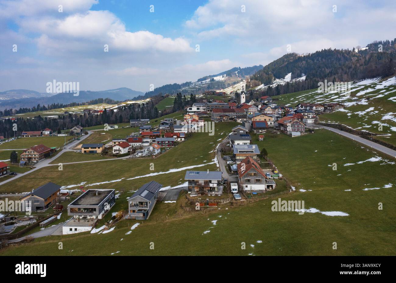 Drohnenbild, Wohngebäude, Siedlungsgebiet, Pfarrkirche, Riefensberg, Bregenzerwald, Vorarlberg, Österreich, Europa Stockfoto