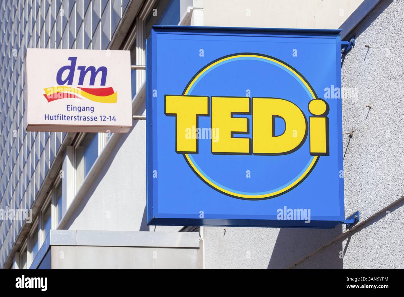 Schild und Logo Tedi Discounter und DM Drugstore, Deutschland, Europa Stockfoto