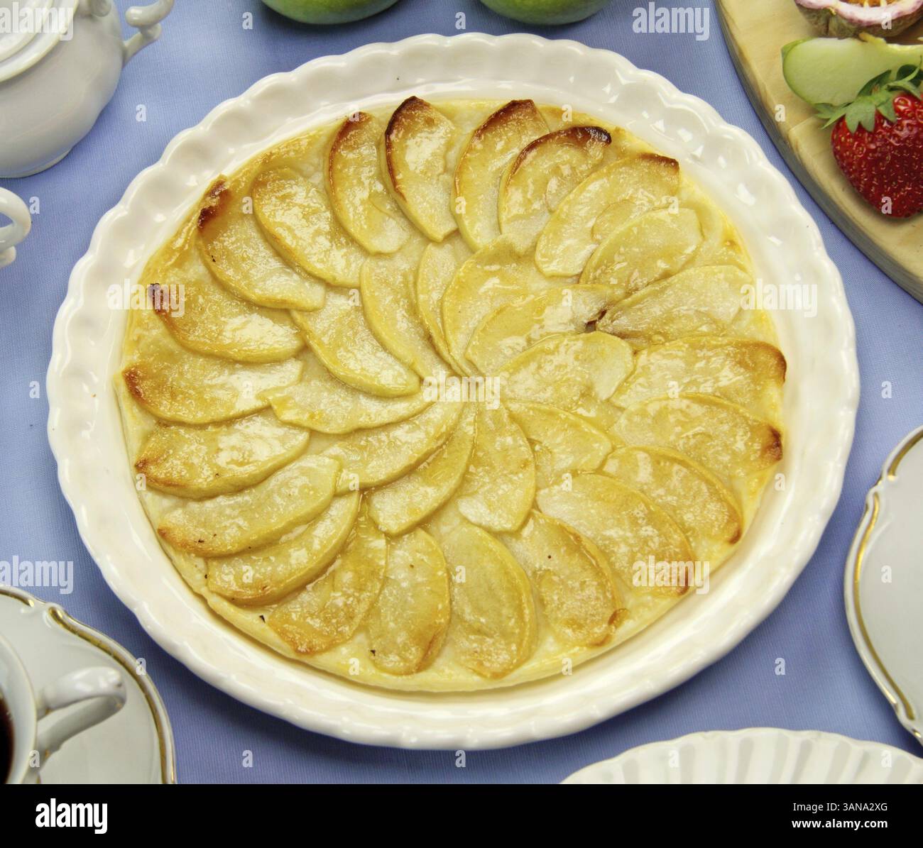Köstlicher flacher Apfelkuchen mit Erdbeeren und Passionsfrucht Stockfoto