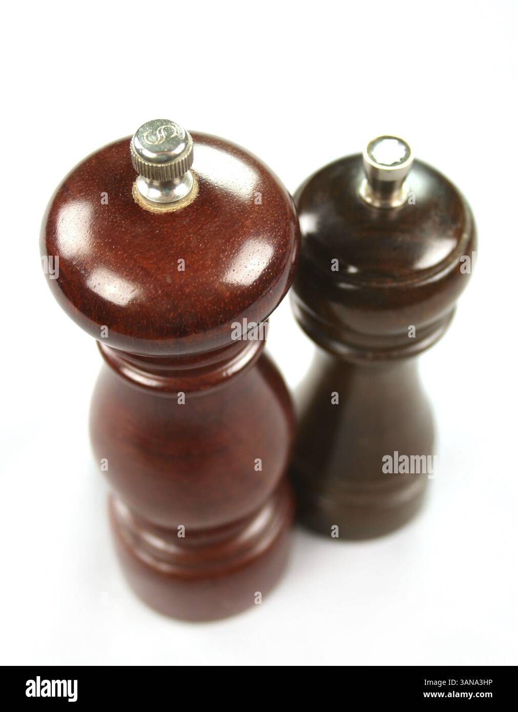 Große polierte Salz- und Pfeffermühlen aus Holz Stockfoto