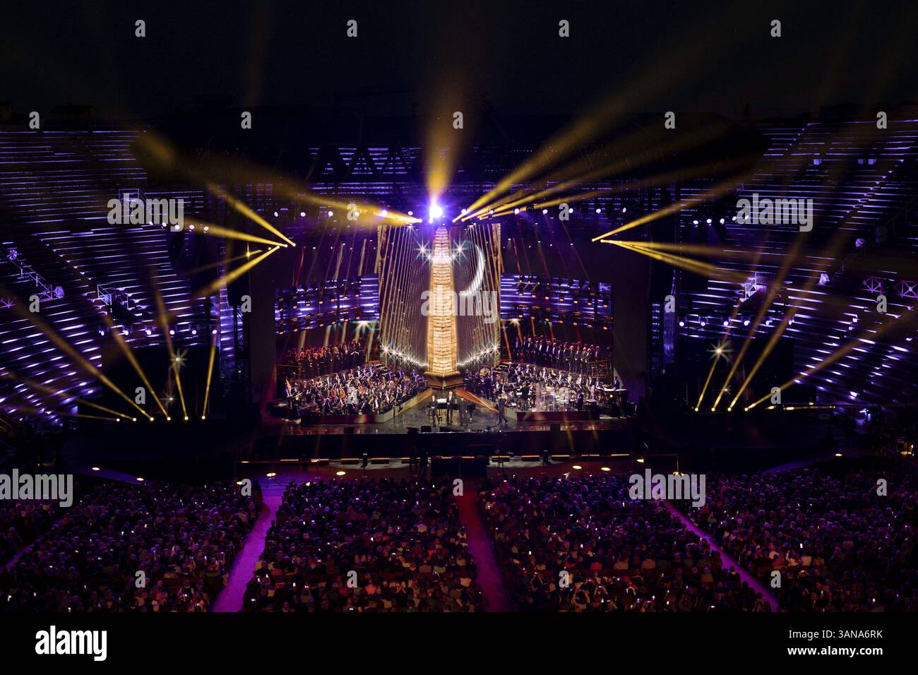 Beeindruckende Lichtshow auf einer Konzertbühne mit Orchester, Il Volo Konzert, Arena di Verona, Verona, Region Veneto, Italien, Europa Stockfoto