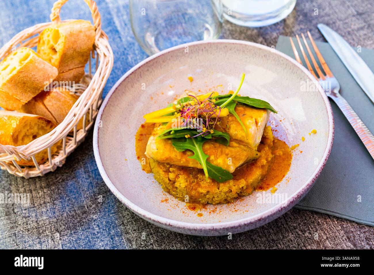 Kabeljau gebacken mit einem warmen und mit Quinoa und Grüngemüse Stockfoto