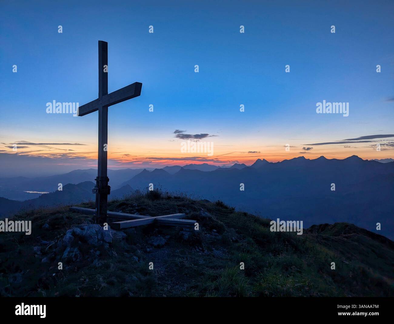 Sonnenaufgang im Dent de Lys in Les Sciernes d Albeuve Schweiz. Fantastische Aussicht auf die Schweizer Alpen, Golden Hour. Hochwertige Fotos Stockfoto